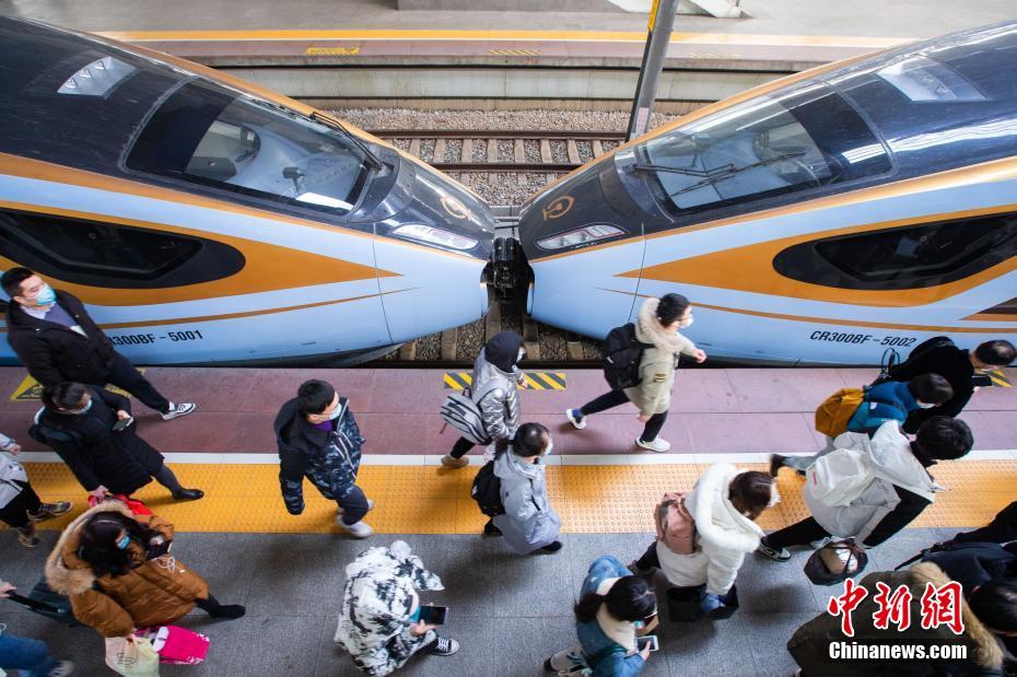 China: ferrovia atinge pico no retorno de passageiros no feriado de Ano Novo