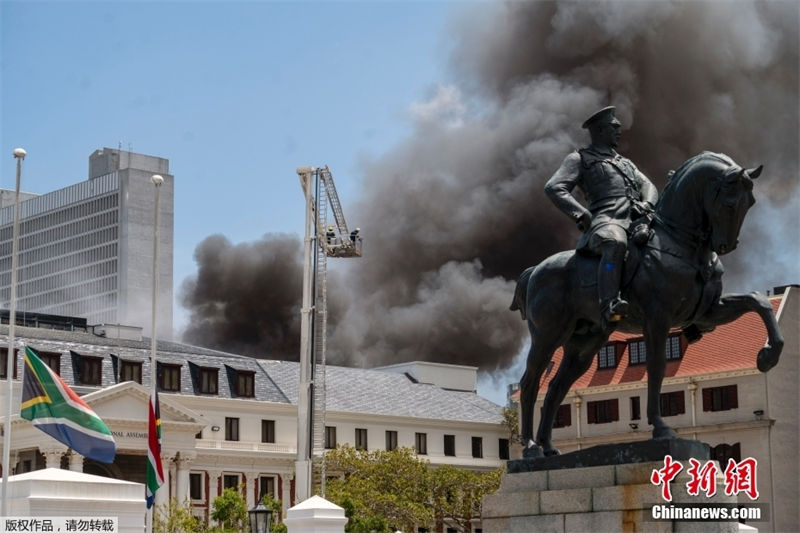 Pessoa é presa por incêndio no parlamento da África do Sul, diz ministro