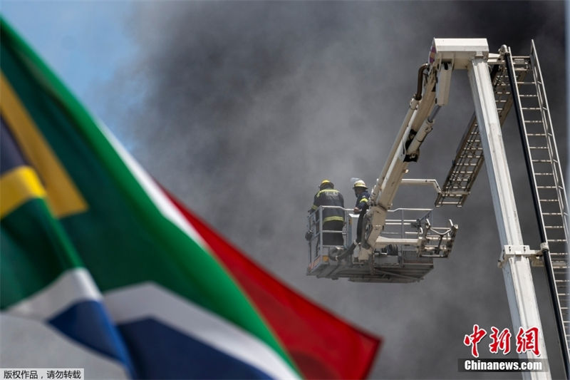 Pessoa é presa por incêndio no parlamento da África do Sul, diz ministro