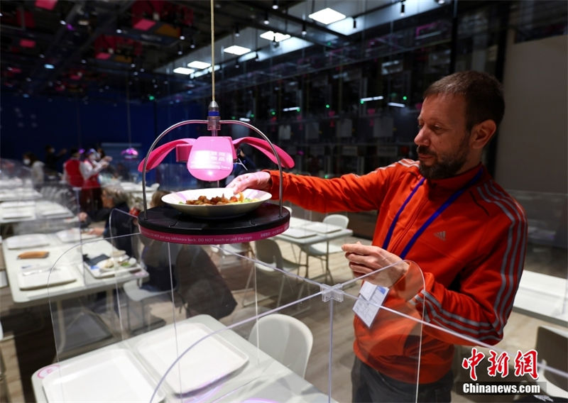 Beijing 2022: robôs oferecem serviços inteligentes em restaurante do centro de mídia