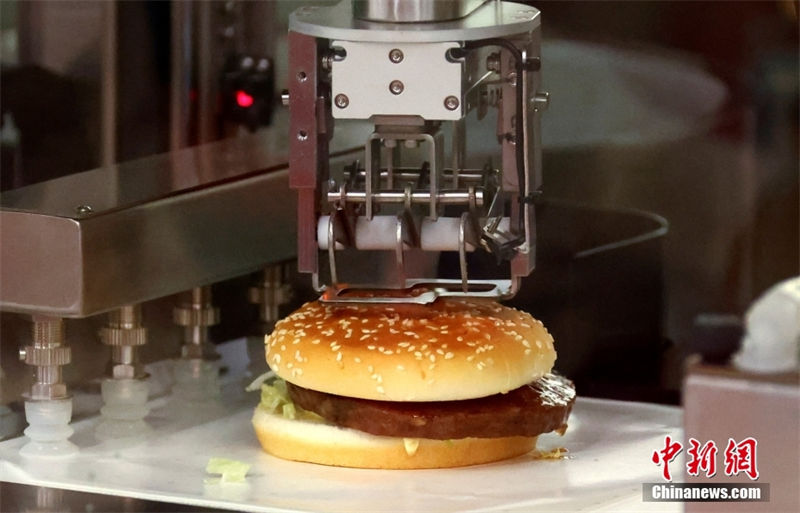 Beijing 2022: robôs oferecem serviços inteligentes em restaurante do centro de mídia