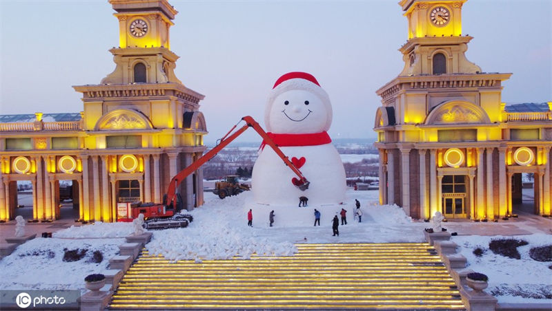 Boneco de neve gigante é construído no nordeste da China
