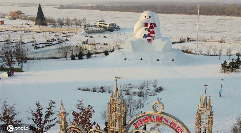 Boneco de neve gigante é construído no nordeste da China