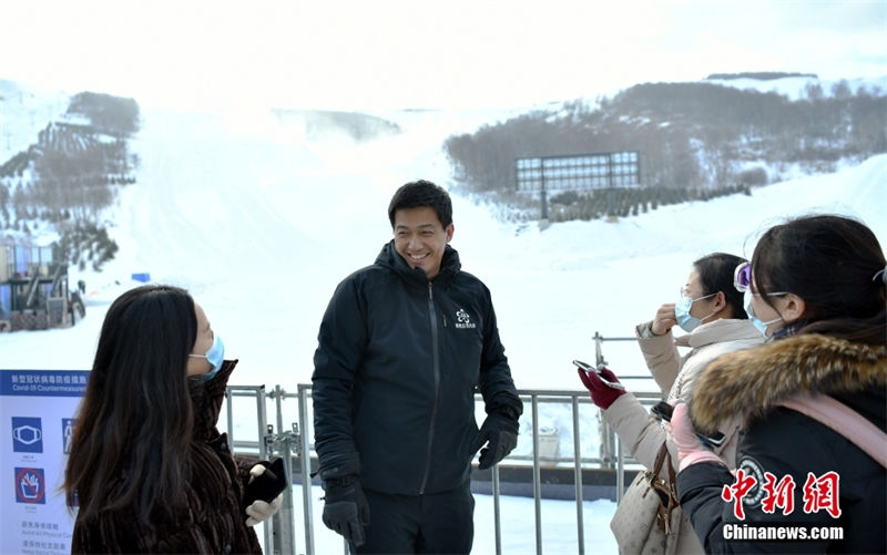 Turismo de gelo e neve de Zhangjiakou atrai muitos turistas 