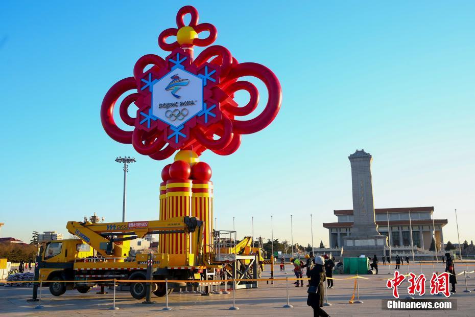 Canteiro de flores temático dos Jogos Olímpicos de Inverno é instalado na Praça Tiananmen  