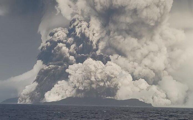 Erupção de vulcão submarino causa impacto significativo em Tonga