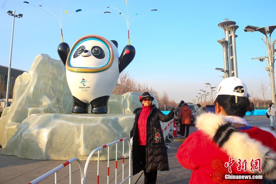 Mascotes de Beijing 2022 instaladas nas ruas de Beijing atraem visitantes