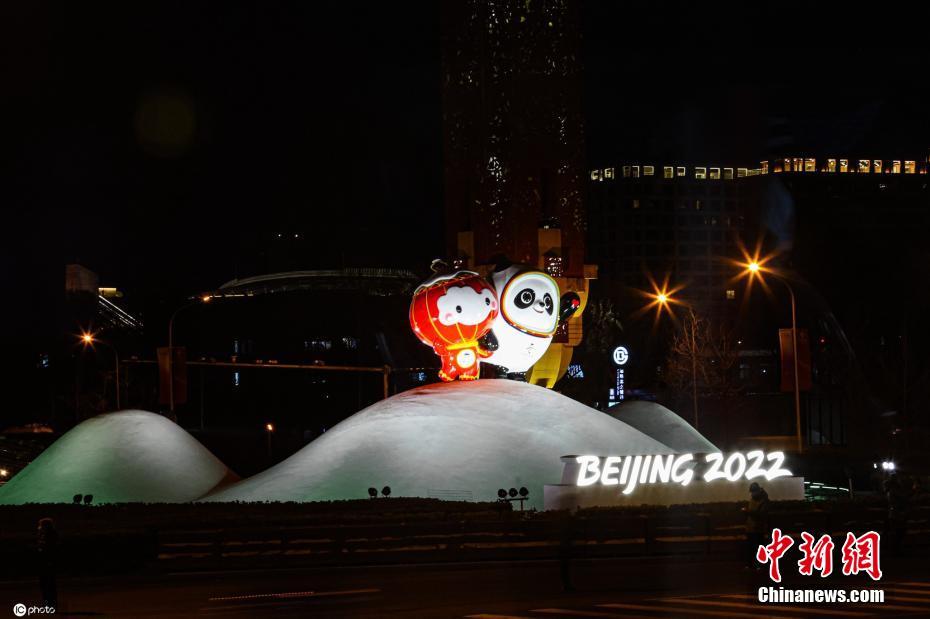 Mascotes de Beijing 2022 instaladas nas ruas de Beijing atraem visitantes