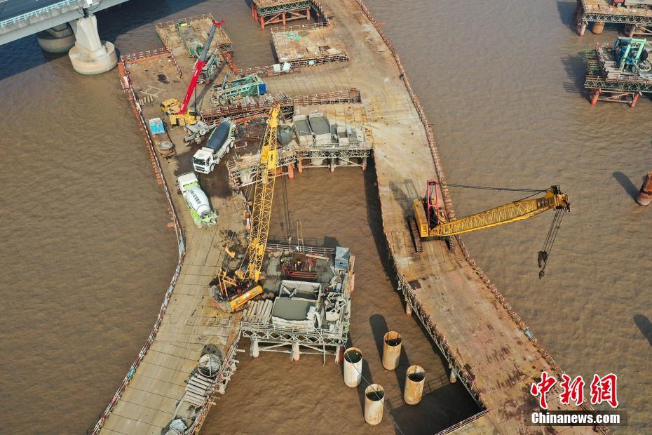 Maior viaduto marítimo da Ásia inicia colocação de viga de caixa