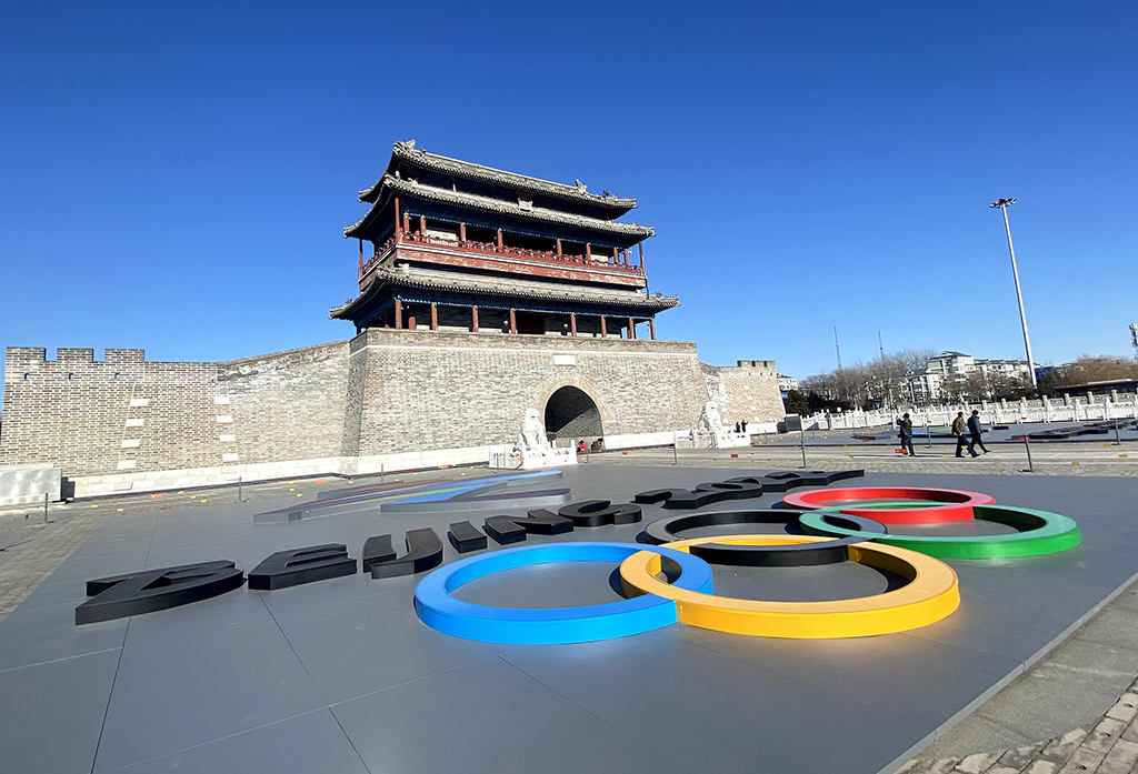 Emblemas dos Jogos Olímpicos e Paralímpicos de Inverno de Beijing são apresentados na Praça Yongdingmen