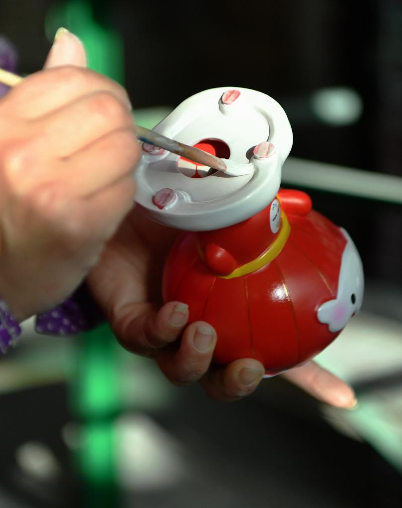 Fujian: fábrica de porcelana produz mascotes olímpicas de Beijing 2022