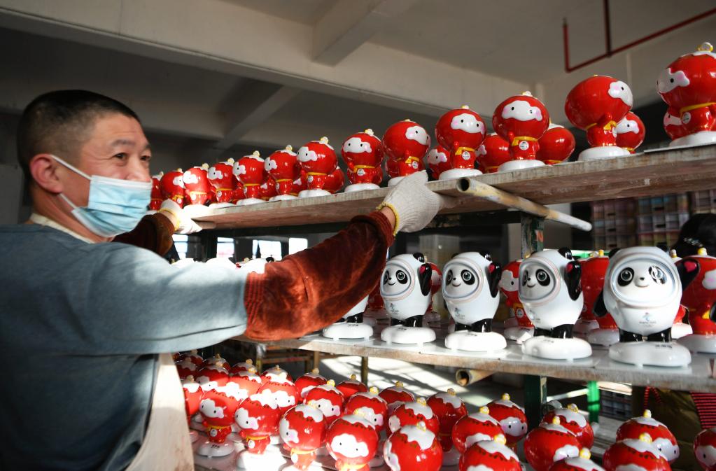 Fujian: fábrica de porcelana produz mascotes olímpicas de Beijing 2022