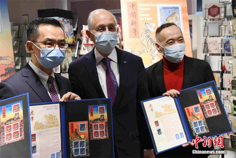 Lu Shaye (à esquerda), embaixador da China na França, Philippe Wahl (ao centro), presidente do France Post, e Chen Jianghong, designer do selo zodíaco, na cerimônia de apresentação dos selos.