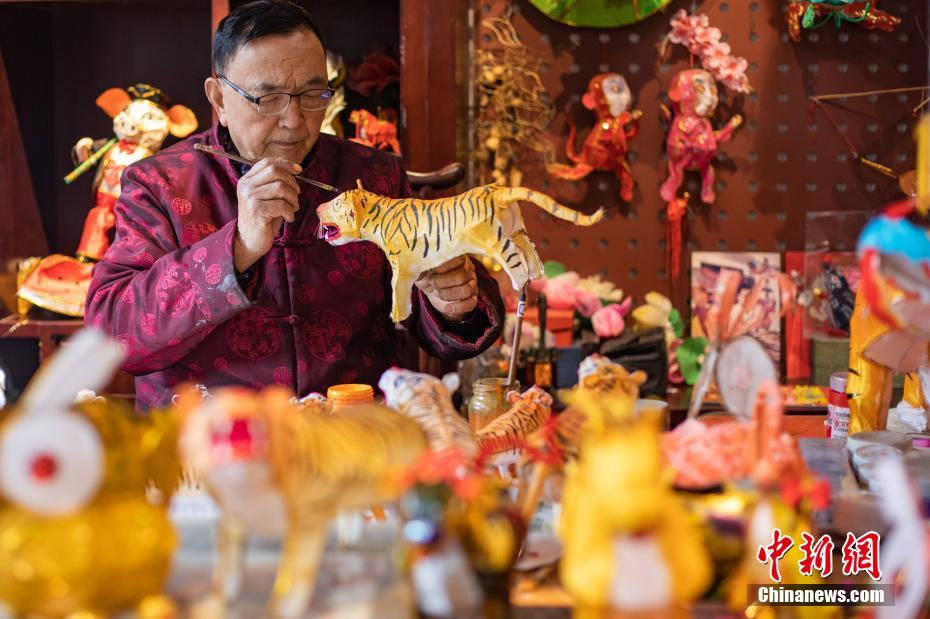 Artistas folclóricos de Nanjing fazem lanternas de 