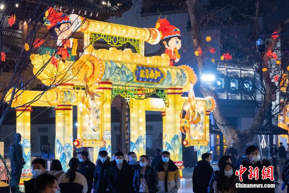 Nanjing: decorações com luzes iluminam a cidade