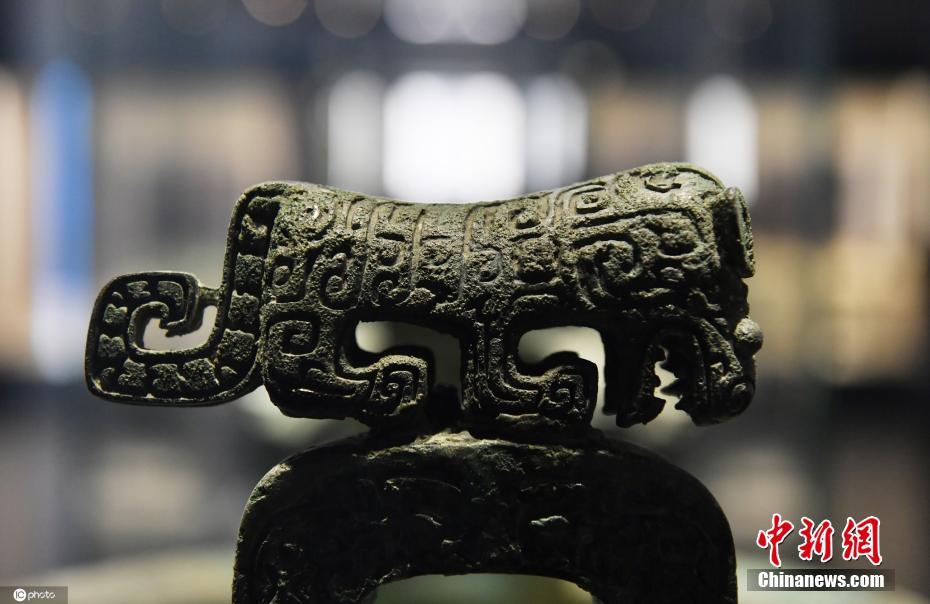 Galeria: escultura de tigre de bronze com duas caudas da dinastia Shang exibida no Museu Provincial de Jiangxi
