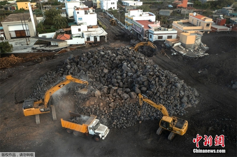 Espanha inicia trabalhos de escavação em regiões afetadas por acumulação de cinzas vulcânicas