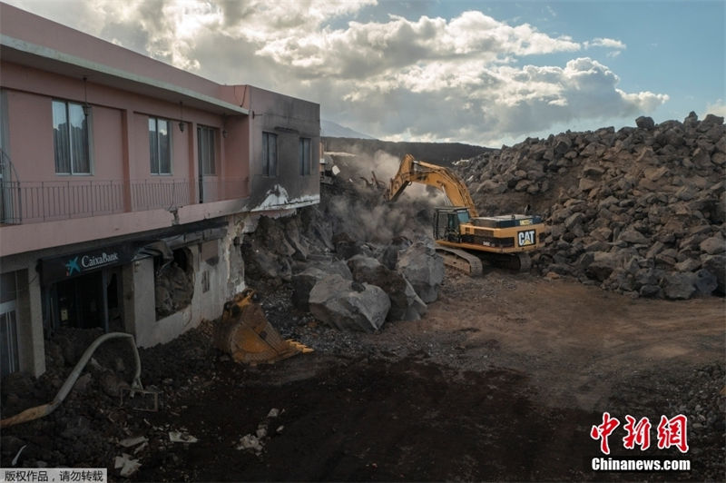 Espanha inicia trabalhos de escavação em regiões afetadas por acumulação de cinzas vulcânicas