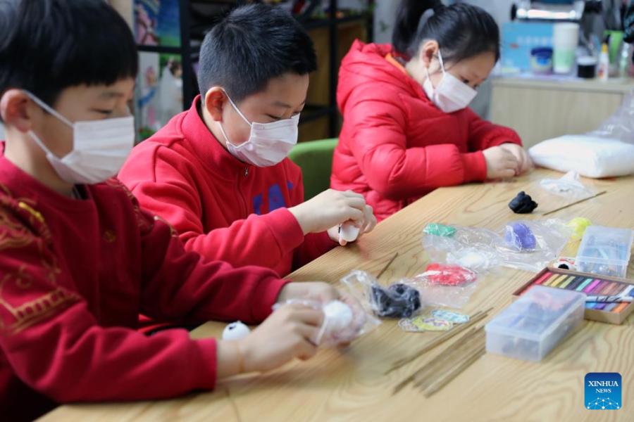 Crianças fazem Bing Dwen Dwen com argila colorida em Shanghai