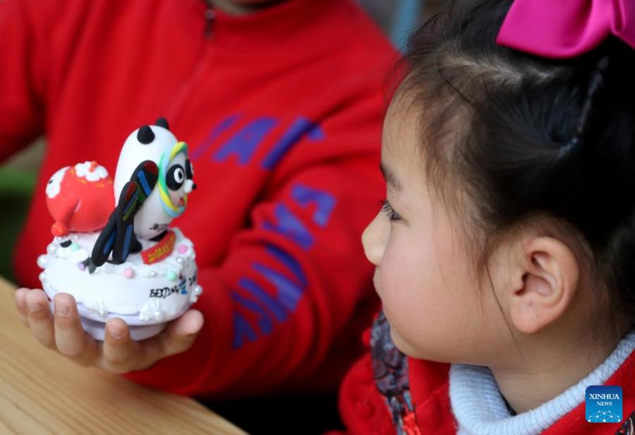 Crianças fazem Bing Dwen Dwen com argila colorida em Shanghai
