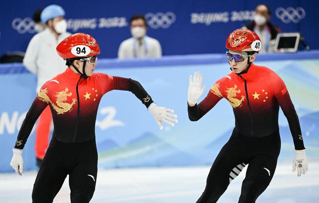 Canadá vence revezamento 5.000m masculino de patinação de velocidade em pista curta em Beijing 2022