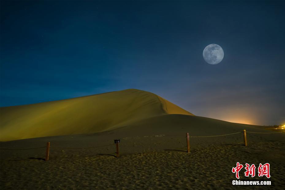 Galeria: Dunhuang iluminada pela lua cheia