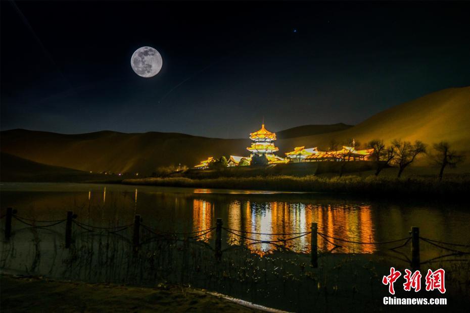 Galeria: Dunhuang iluminada pela lua cheia