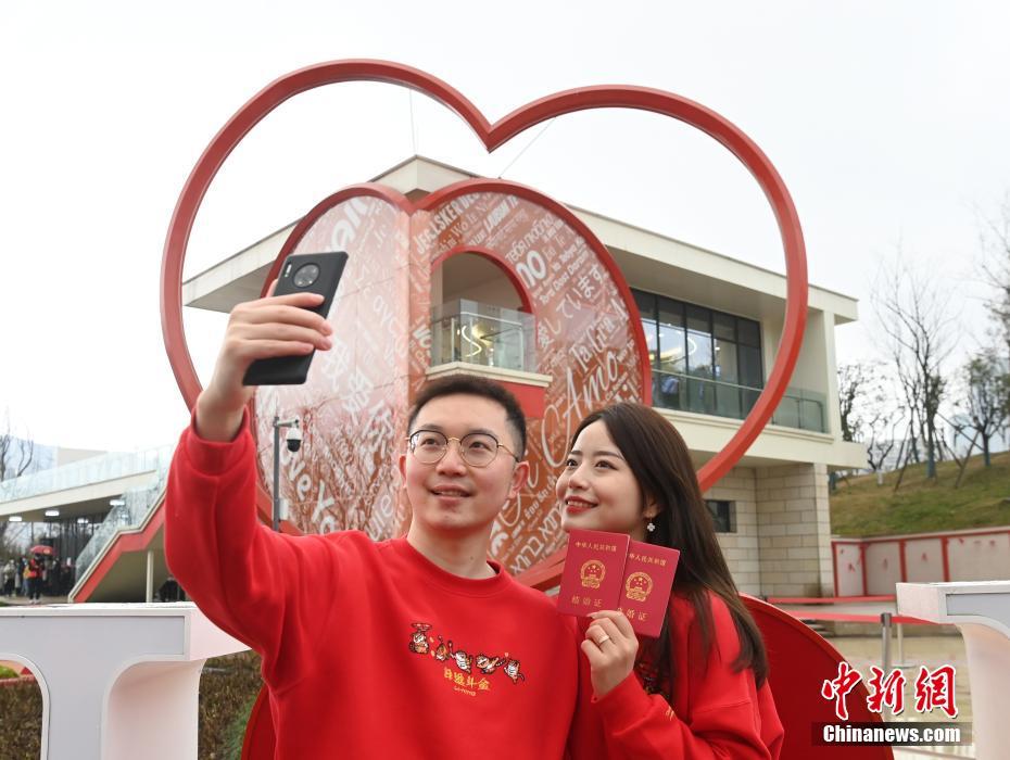 China: vários casais registram casamentos em dia especial