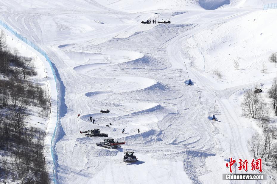 Funcionários, máquinas e equipamentos realizaram operações nas pistas no Parque de Esqui de Yunding, área de competição de Zhangjiakou, na província de Hebei.
