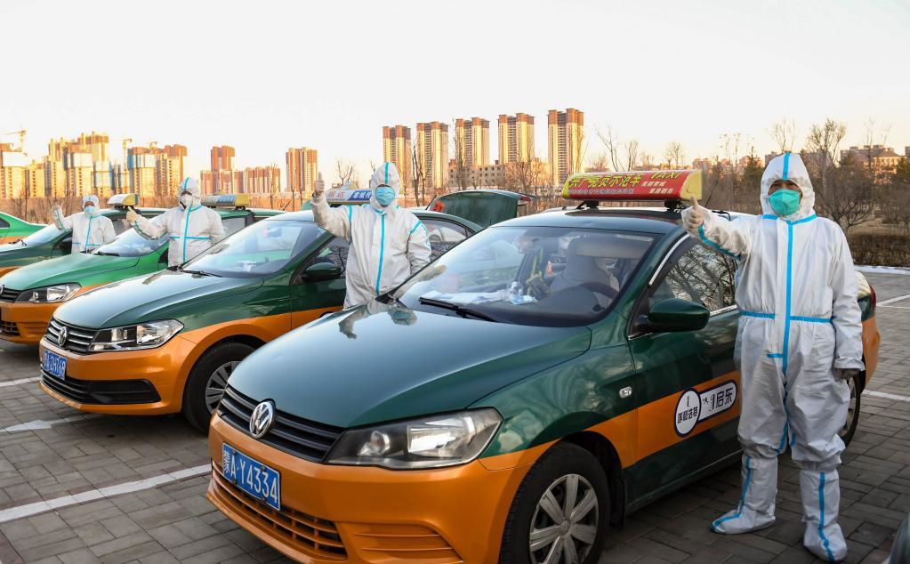 Motorista de táxi trabalha como voluntário para ajudar a combater a COVID-19 em Hohhot