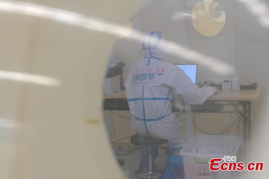 Hong Kong: laboratórios móveis entram em operação para realização de testes em massa de Covid-19