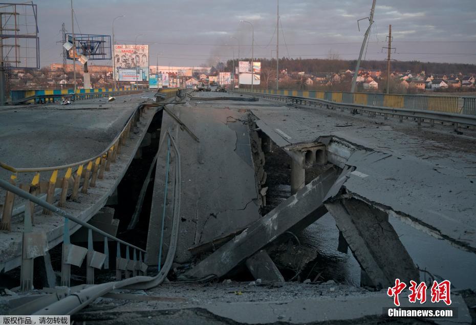 Pontes são destruídas em Kiev