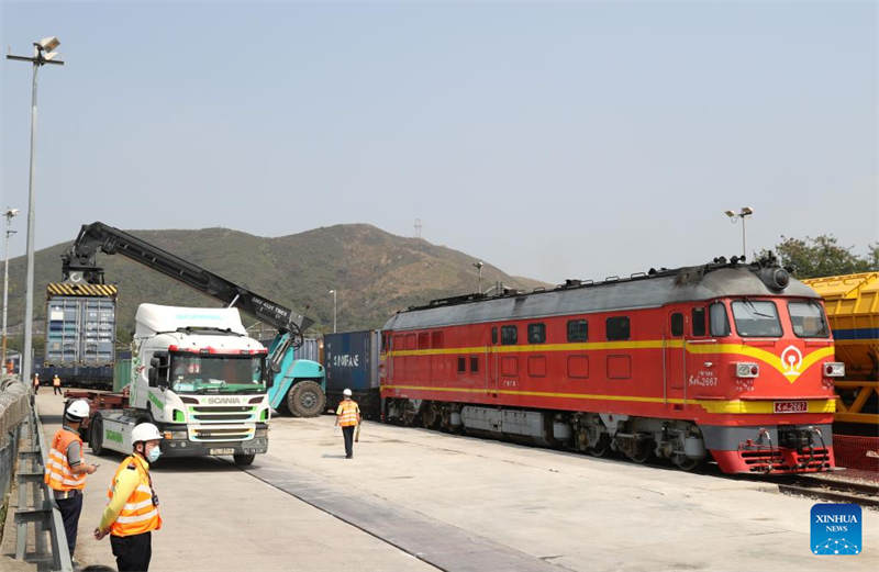 Trem de carga transporta materiais anti-epidemiológicos para Hong Kong