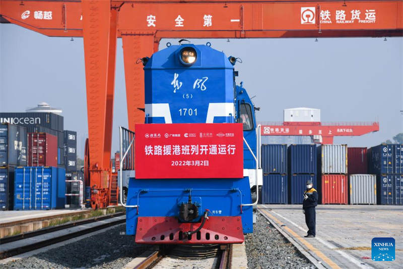 Trem de carga transporta materiais anti-epidemiológicos para Hong Kong