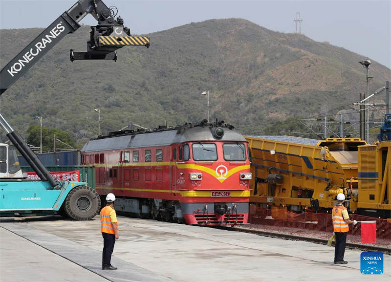 Trem de carga transporta materiais anti-epidemiológicos para Hong Kong