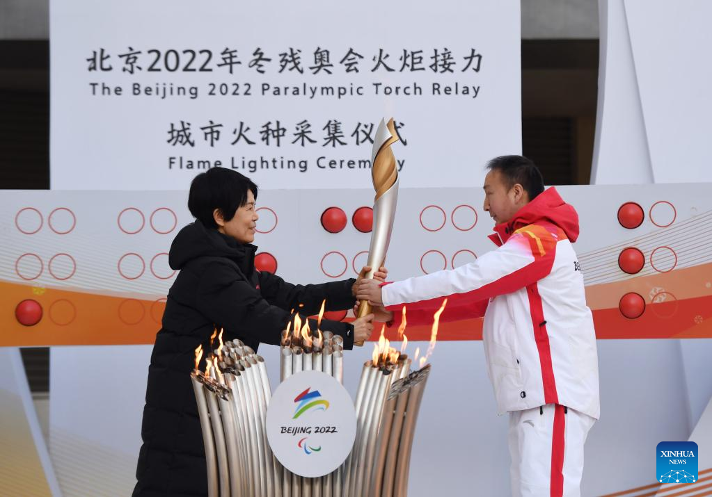 Beijing realiza revezamento da tocha paralímpica