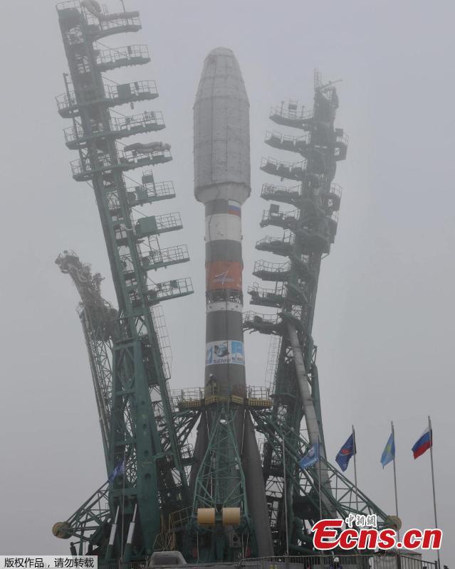 Foguete com satélites da empresa britânica OneWeb transportados para a plataforma de lançamento em Baikonur