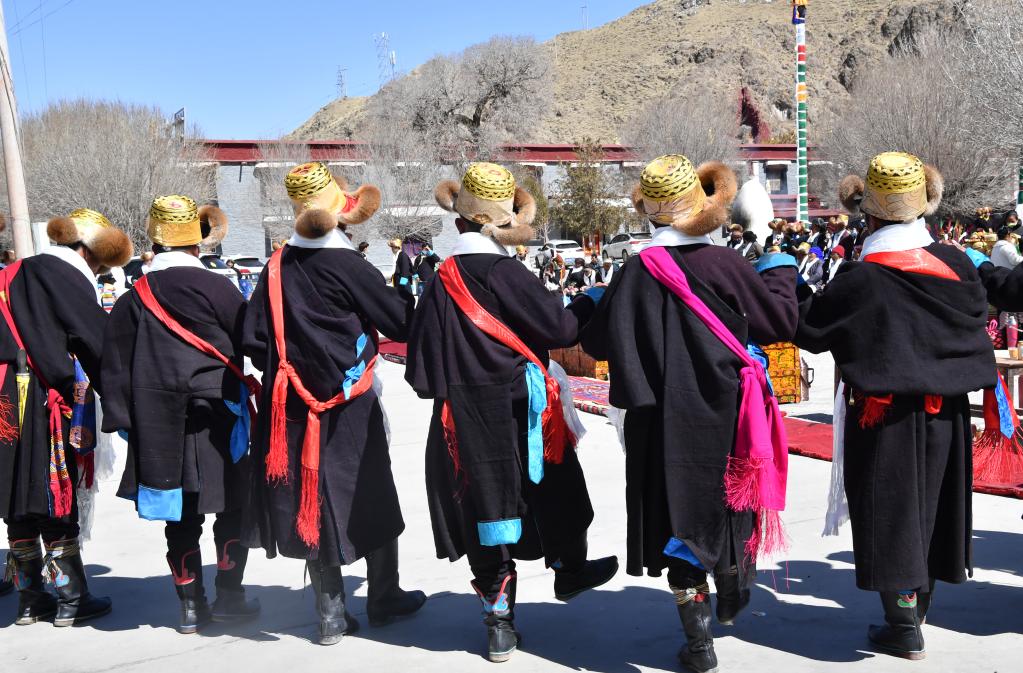 Pessoas celebram o Ano Novo Tibetano no Tibet