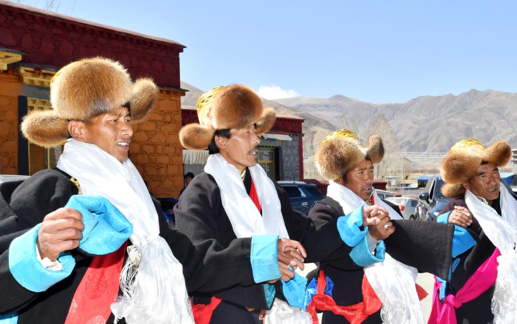 Pessoas celebram o Ano Novo Tibetano no Tibet