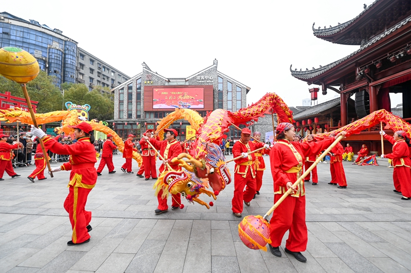 Chineses celebram o festival tradicional Longtaitou