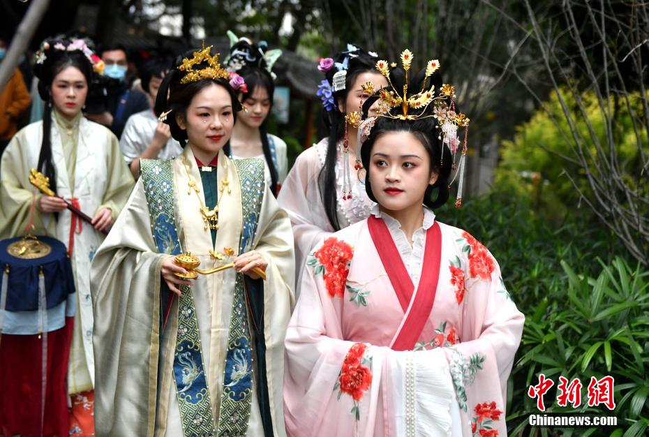 Meninas trajadas com “Hanfu” celebram Festival de Flores
