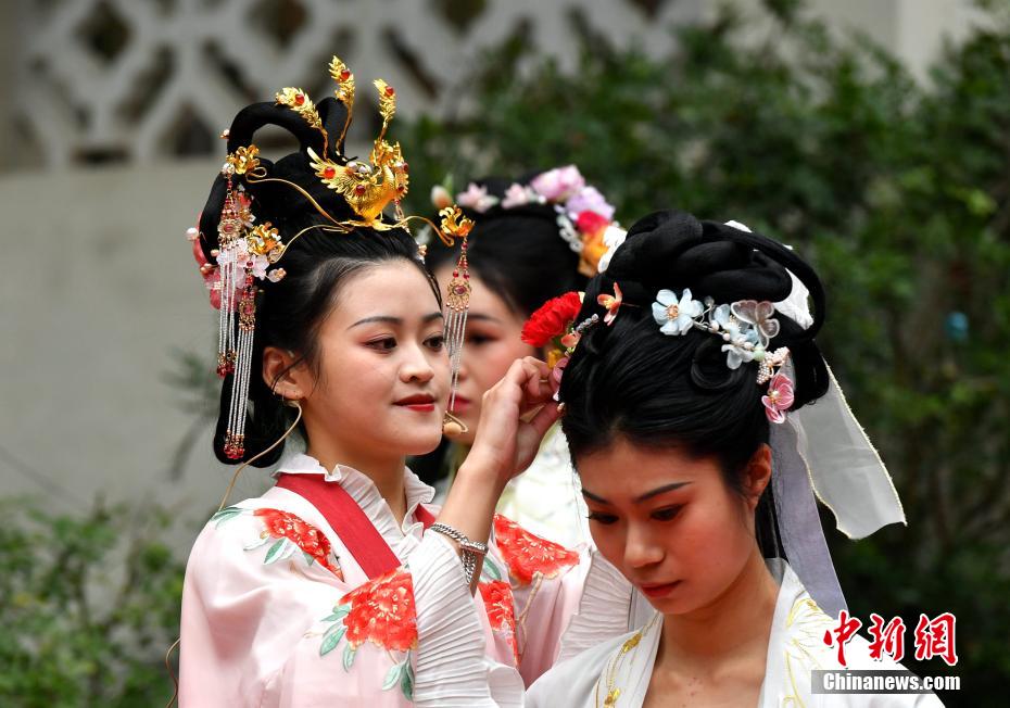 Meninas trajadas com “Hanfu” celebram Festival de Flores
