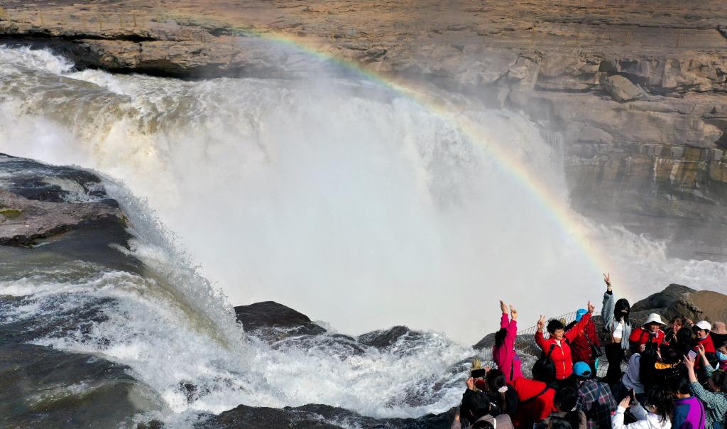 Turistas apreciam paisagem da Cachoeira Hukou, em Shaanxi