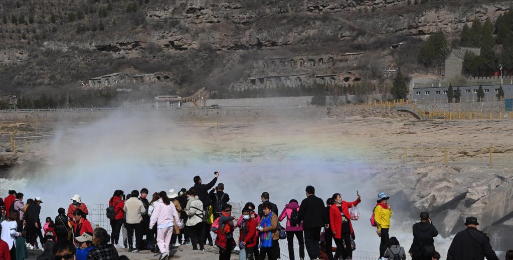 Turistas apreciam paisagem da Cachoeira Hukou, em Shaanxi