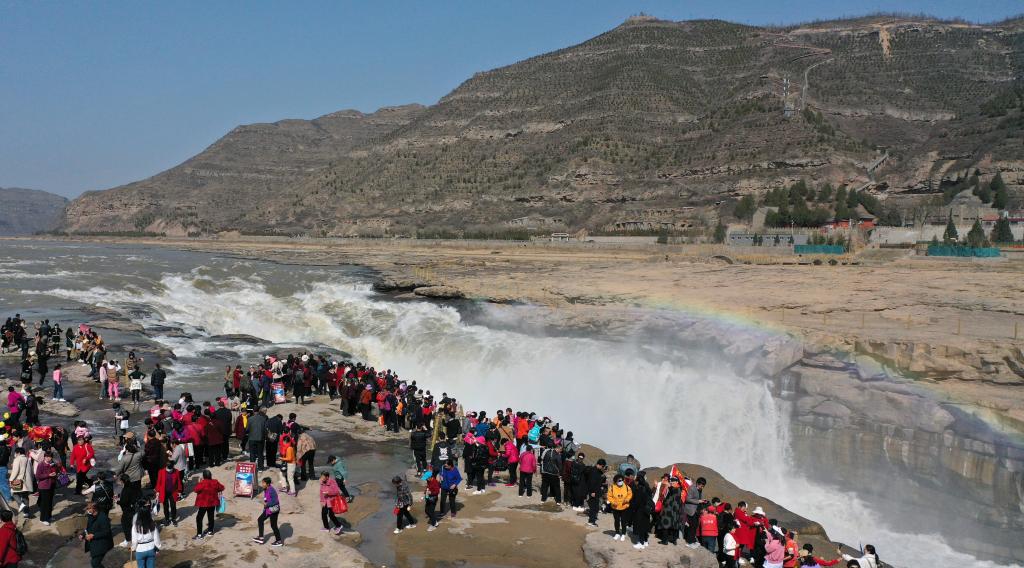Turistas apreciam paisagem da Cachoeira Hukou, em Shaanxi