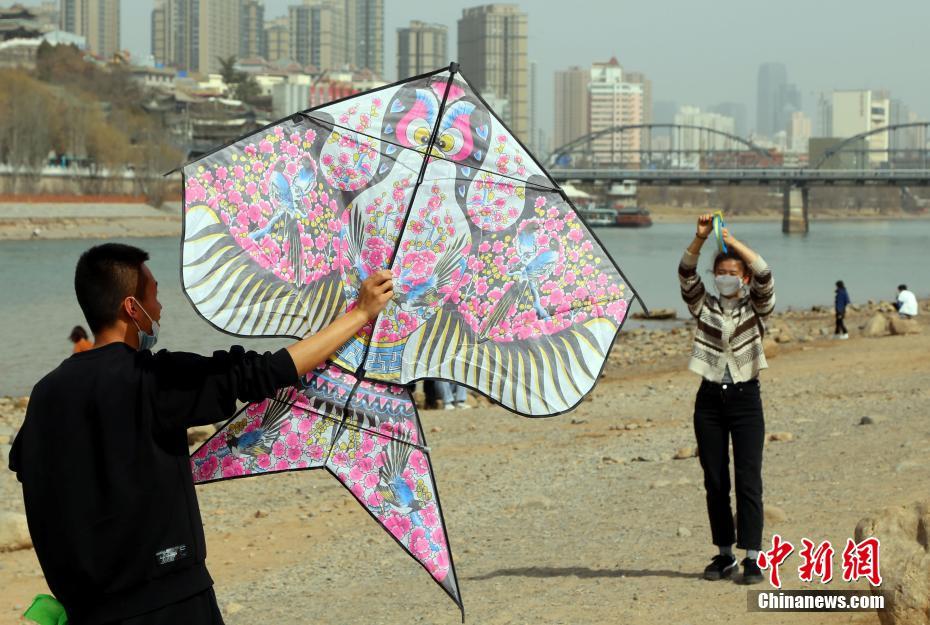 China: pessoas desfrutam da primavera