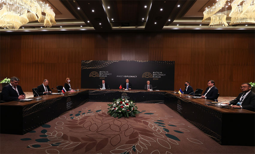 Chanceleres russo e ucraniano reúnem-se na Turquia, diz mídia