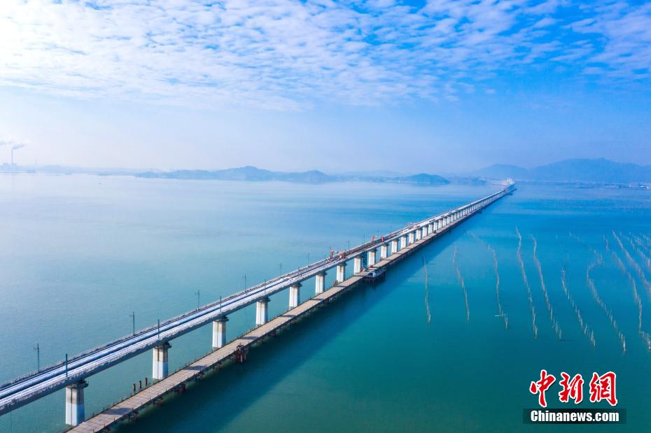 China: instalação de trilhos da primeira ferrovia de alta velocidade de travessia marítima é iniciada