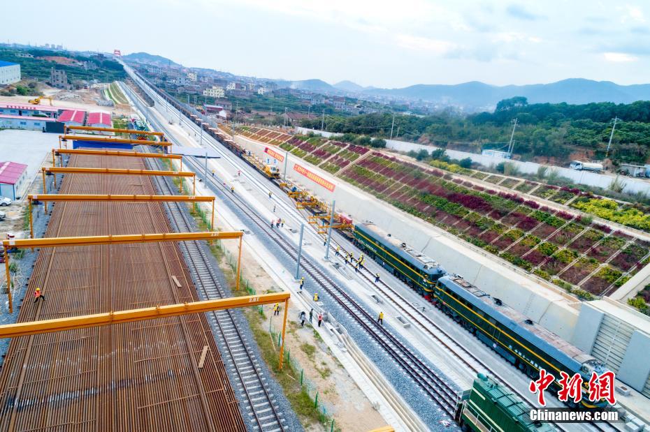China: instalação de trilhos da primeira ferrovia de alta velocidade de travessia marítima é iniciada