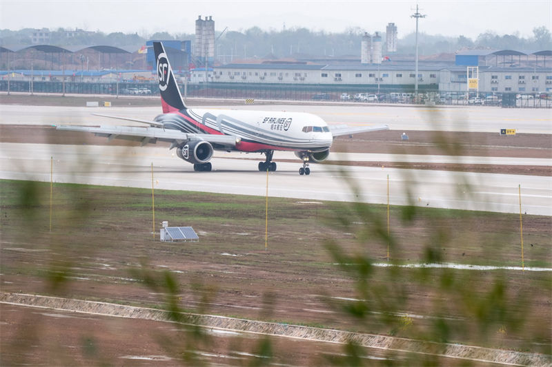 Primeiro aeroporto de carga da China completa teste de voo do cargueiro aéreo